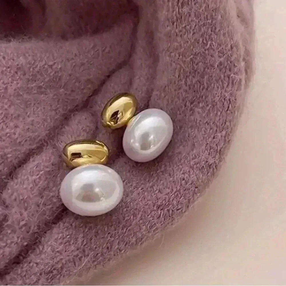 Simple Elliptical Pearl Imitation Stud Earrings - Picture 2 of 4
